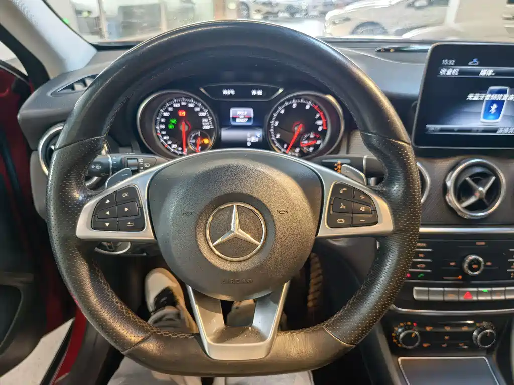MERCEDES-BENZ GLA