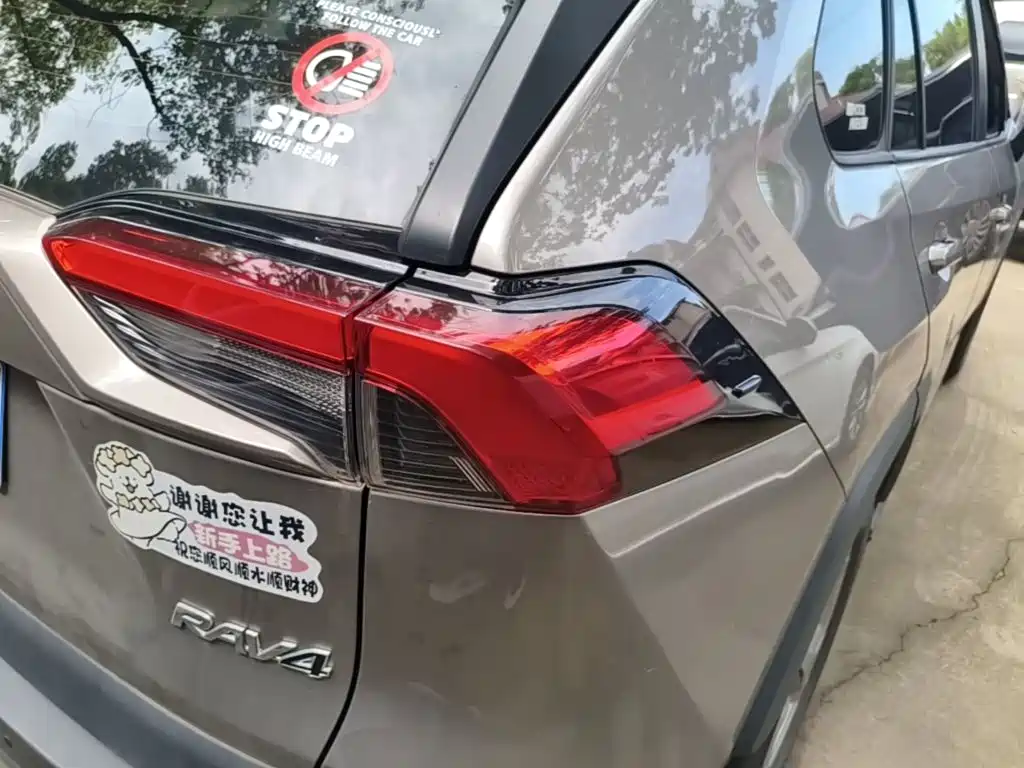 Toyota RAV4 — миниатюра 8