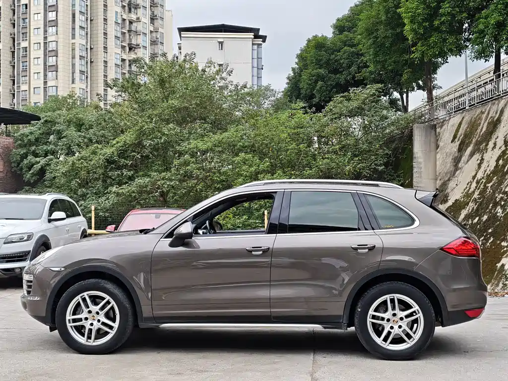 Porsche Cayenne — миниатюра 3