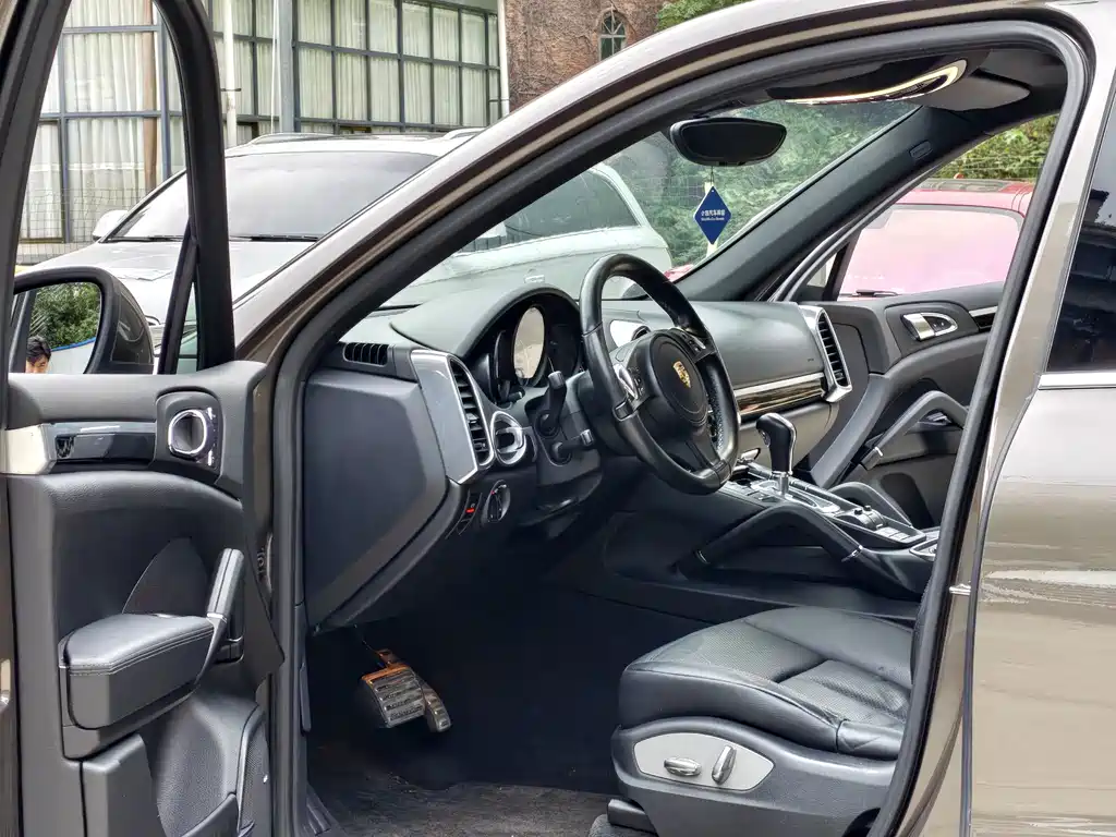 Porsche Cayenne — миниатюра 6