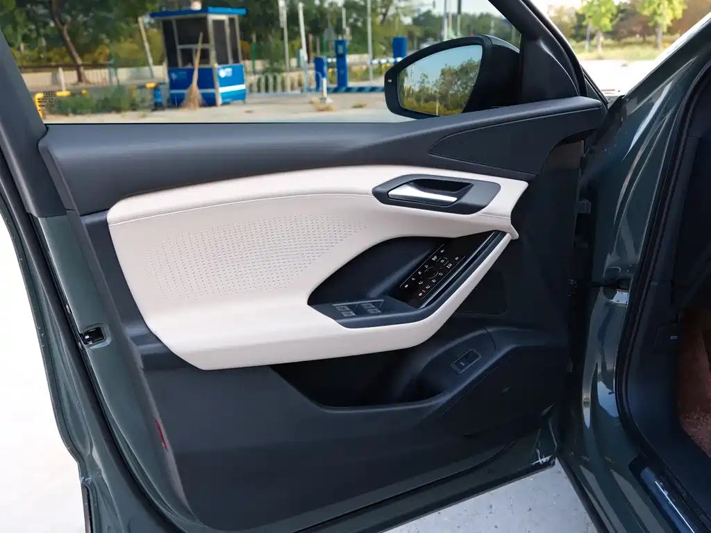 Audi Q6L e-tron — миниатюра 9