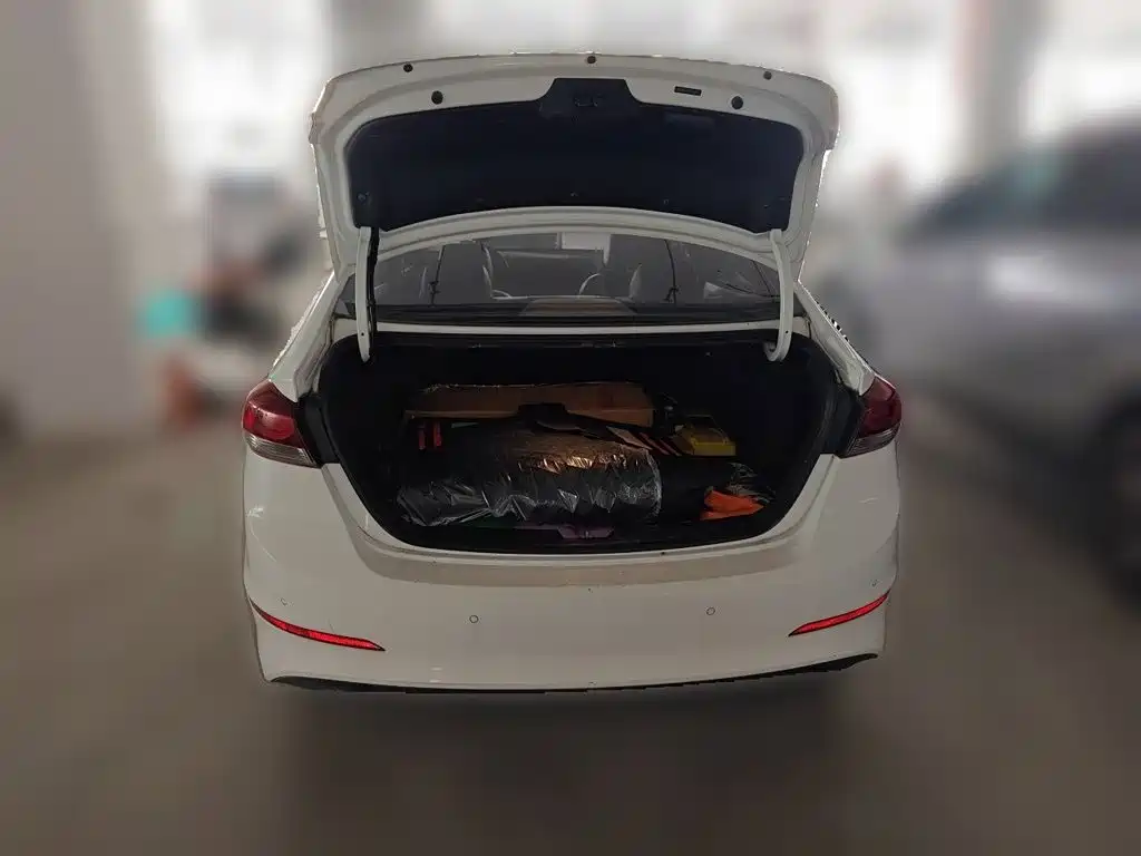 Hyundai Elantra — миниатюра 10