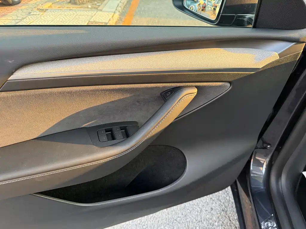 Tesla Model Y — миниатюра 9