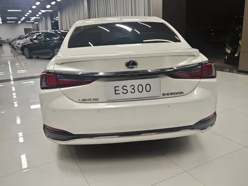 Lexus ES 2022 300h