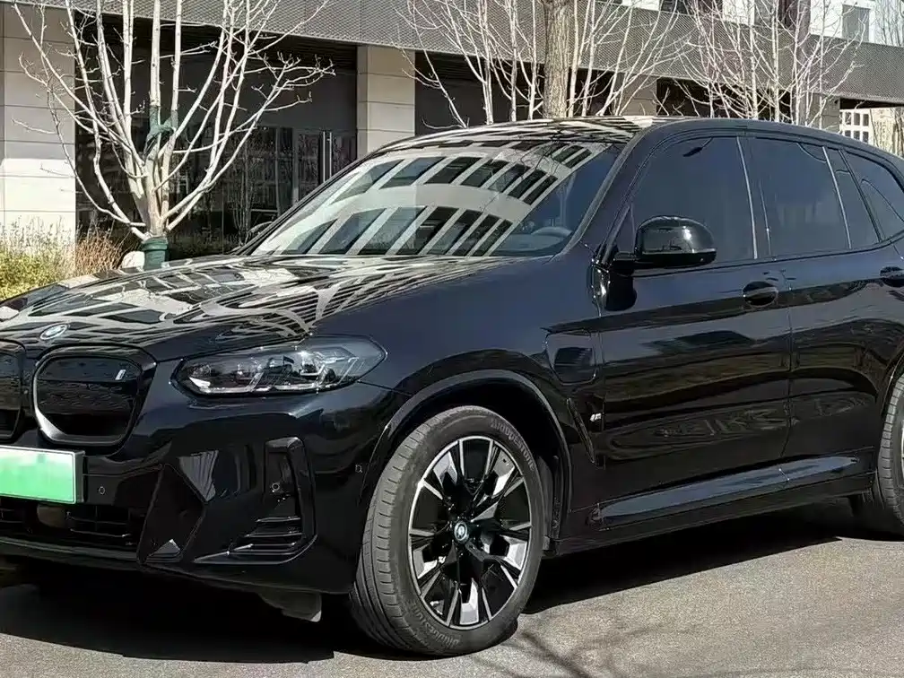 BMW iX3 2025
