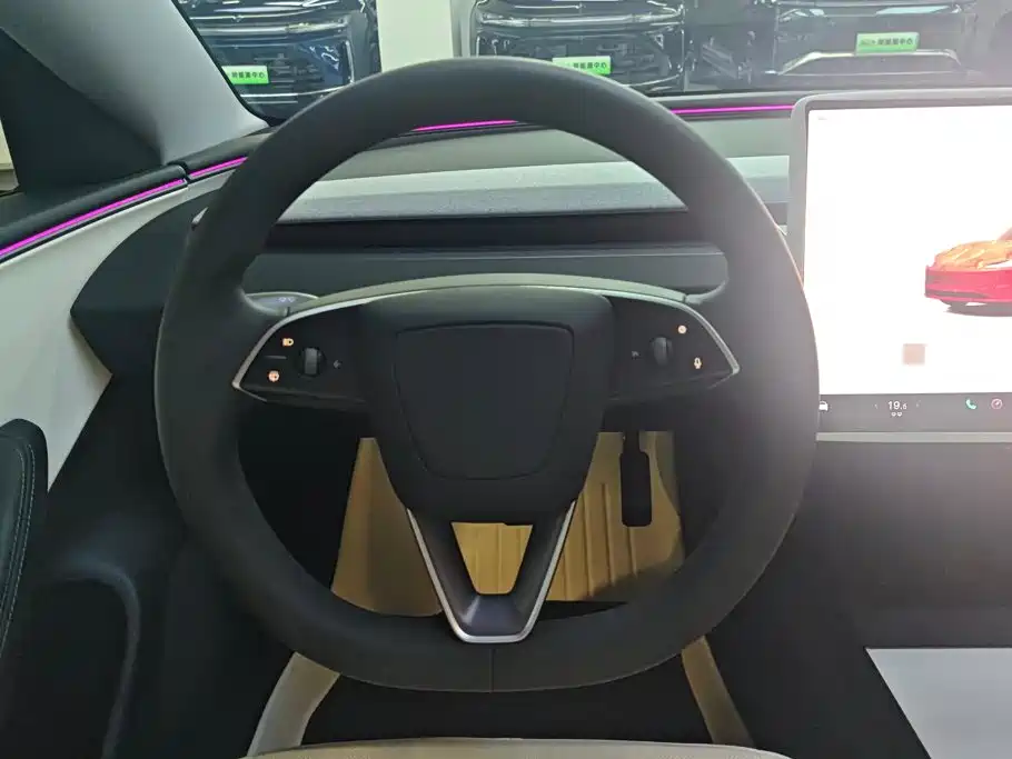Tesla Model 3 — миниатюра 15