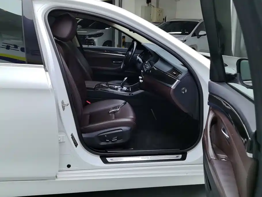 BMW 5 Series — миниатюра 8