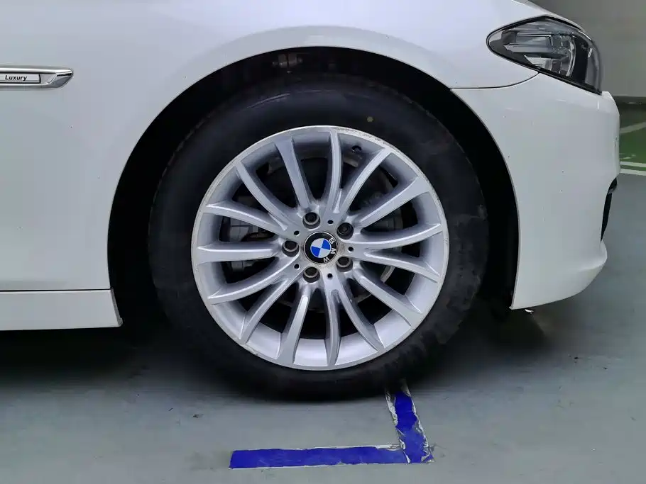 BMW 5 Series — миниатюра 6