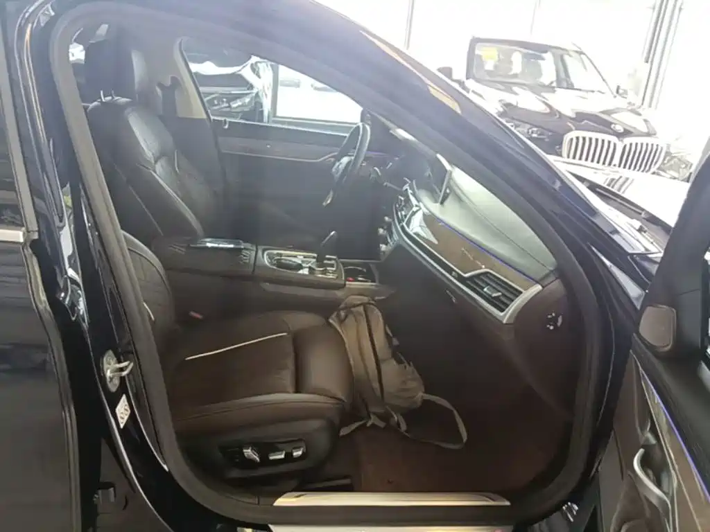 BMW 7 Series — миниатюра 24