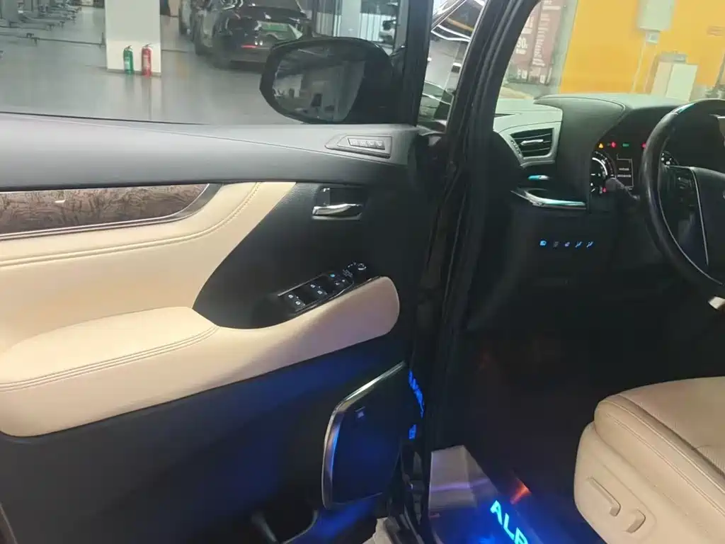 Toyota Alphard — миниатюра 5