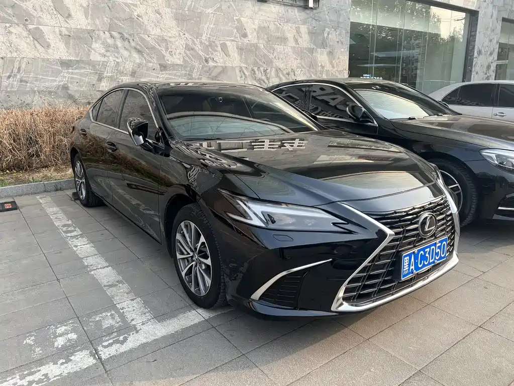 Lexus ES 2025