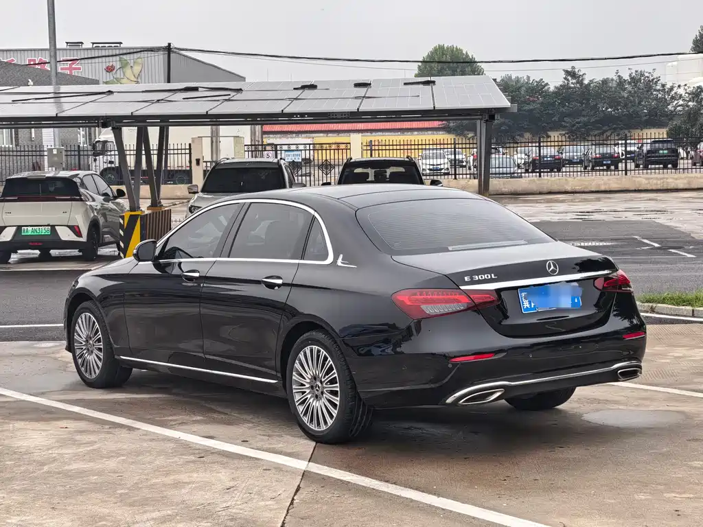 Mercedes-Benz E-Class — миниатюра 7