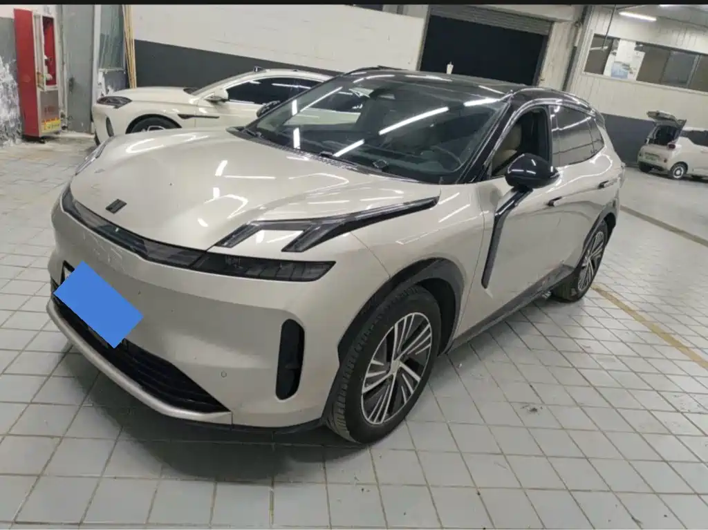 Lynk & Co 08 EM-P