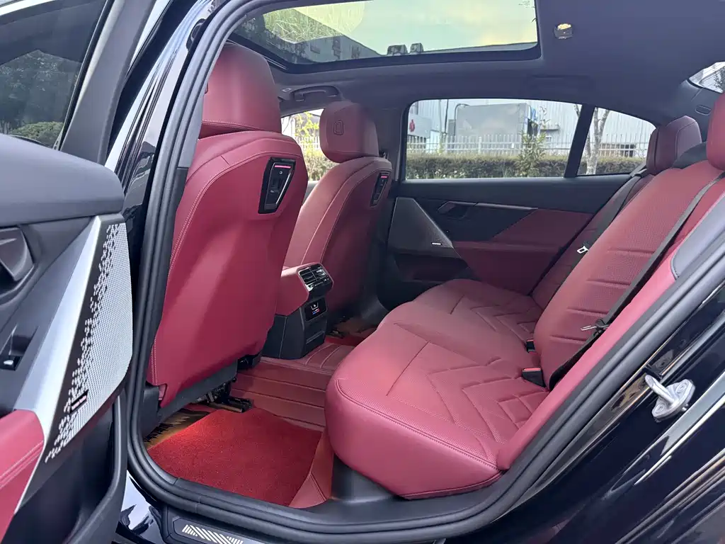 BMW 5 Series — миниатюра 9