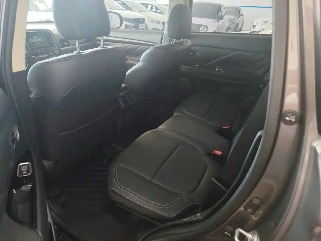Mitsubishi Outlander — миниатюра 9