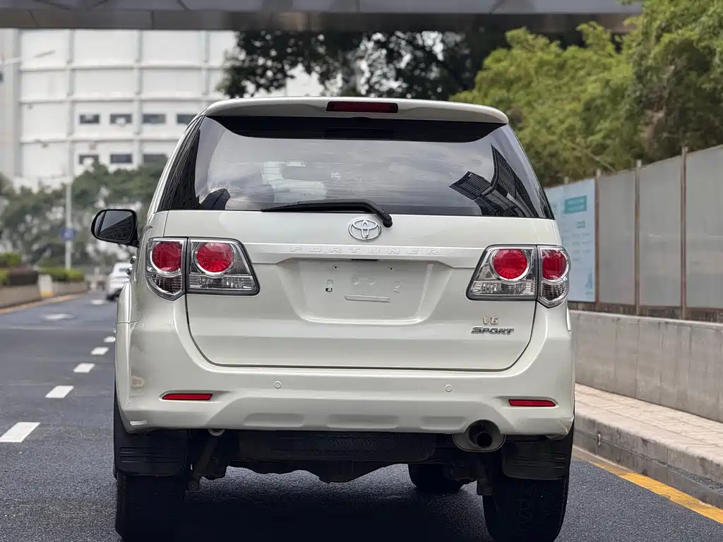 Toyota Fortuner — миниатюра 6