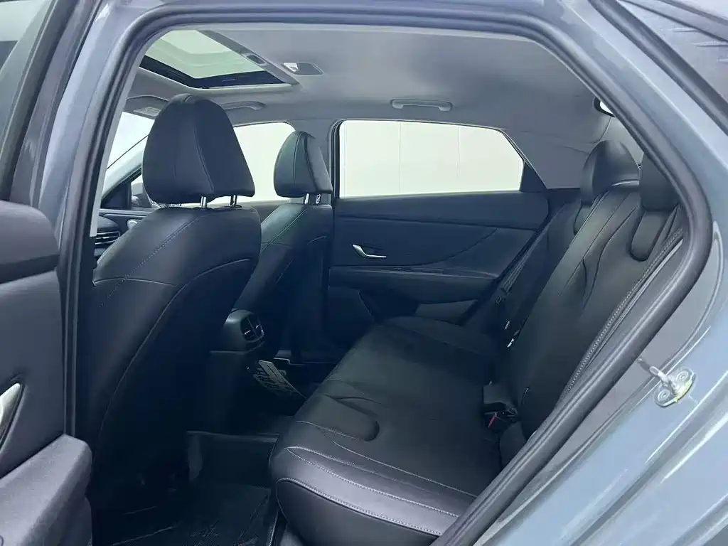 Hyundai Elantra — миниатюра 9