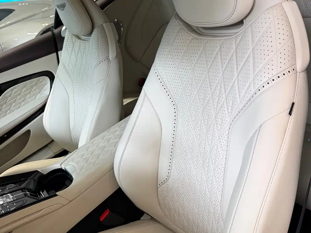 Aston Martin DB12 — миниатюра 5