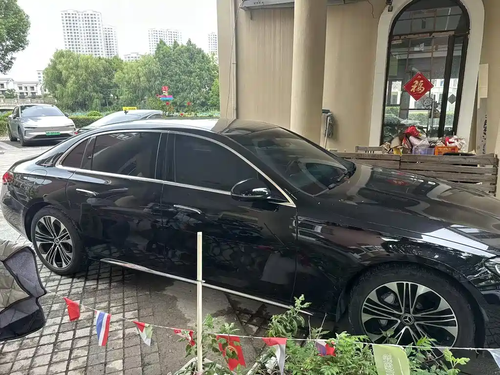 Mercedes-Benz E-Class — миниатюра 8