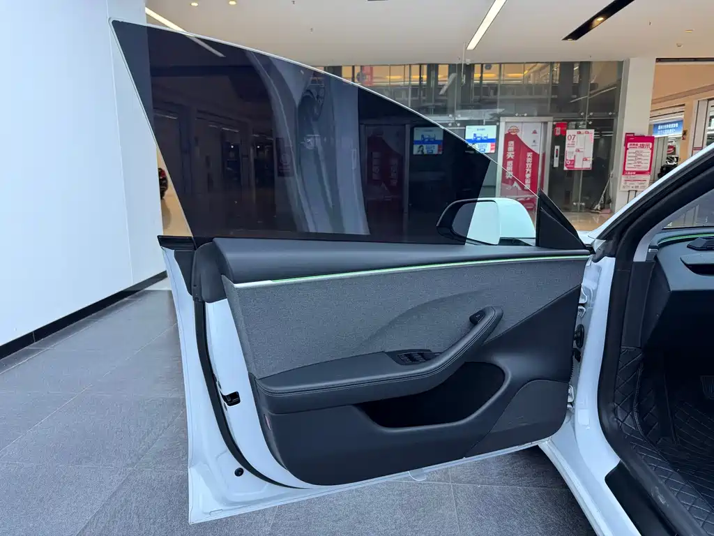 Tesla Model 3 — миниатюра 12