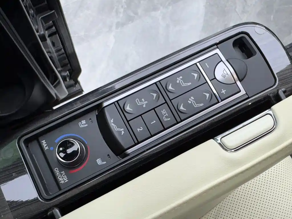 Lexus LM — миниатюра 14