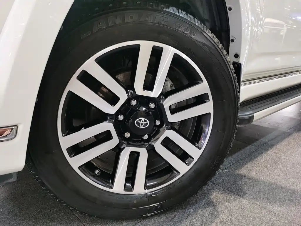 Toyota 4Runner — миниатюра 13