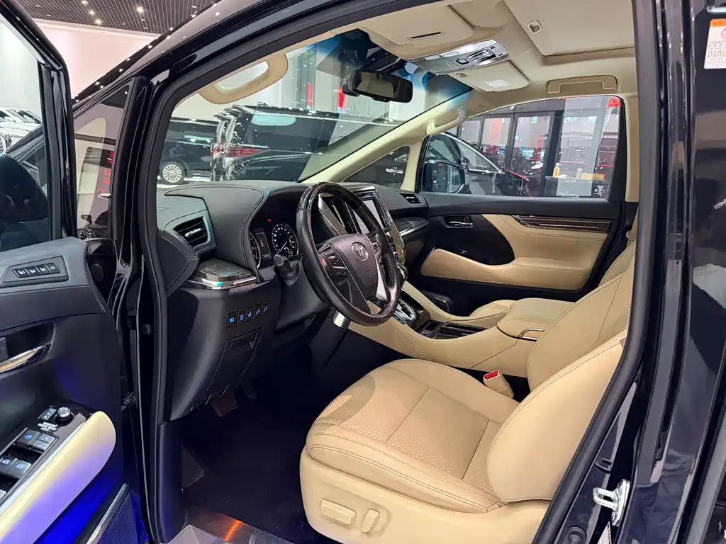 Toyota Alphard — миниатюра 6