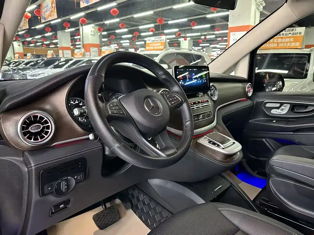 Mercedes-Benz Vito 2023 2.0T Elite 7 мест
