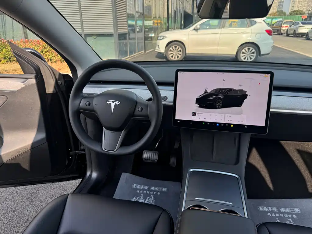 TESLA MODEL Y