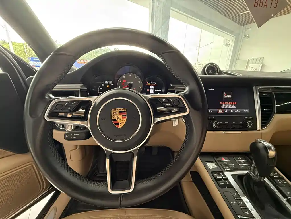 Porsche Macan — миниатюра 3