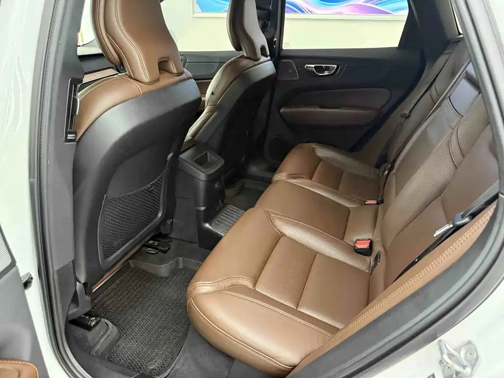 Volvo XC60 PHEV — миниатюра 10