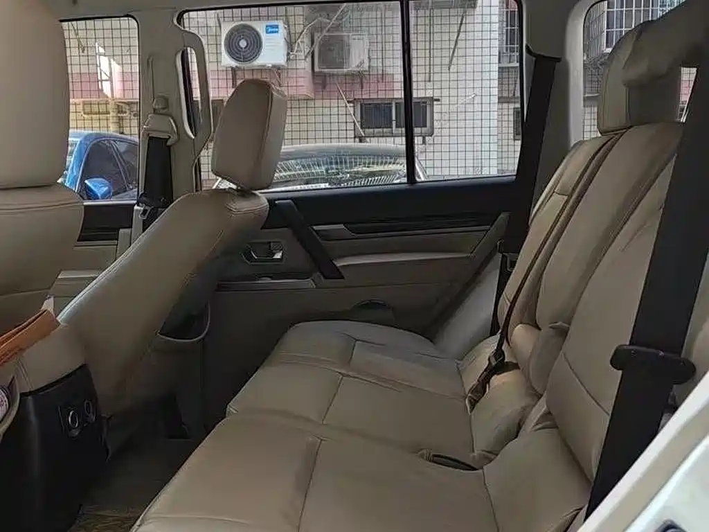 Mitsubishi Pajero (Import) — миниатюра 8