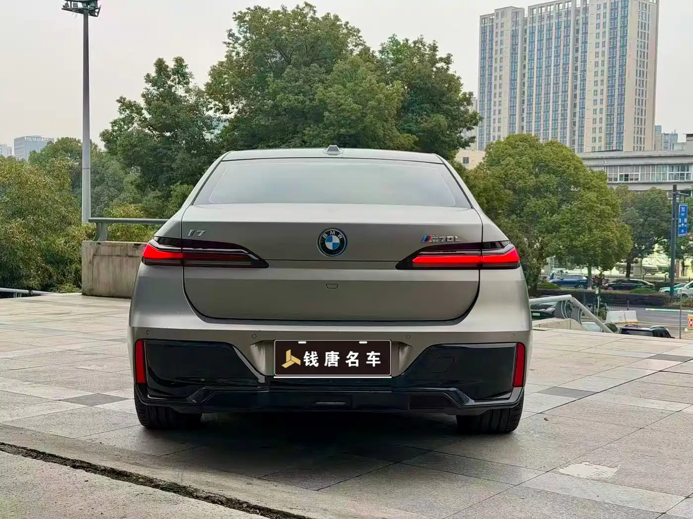 BMW i7