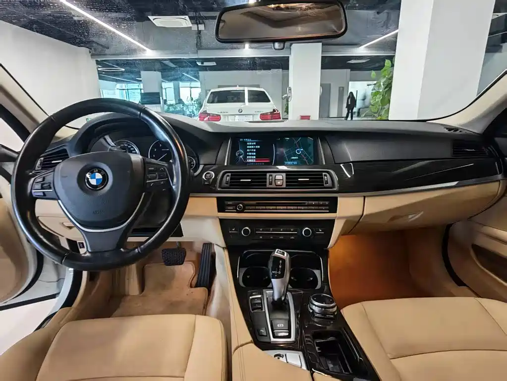 BMW 5 Series — миниатюра 10