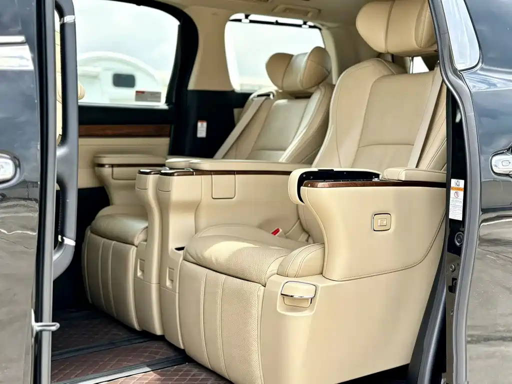 Toyota Alphard — миниатюра 4