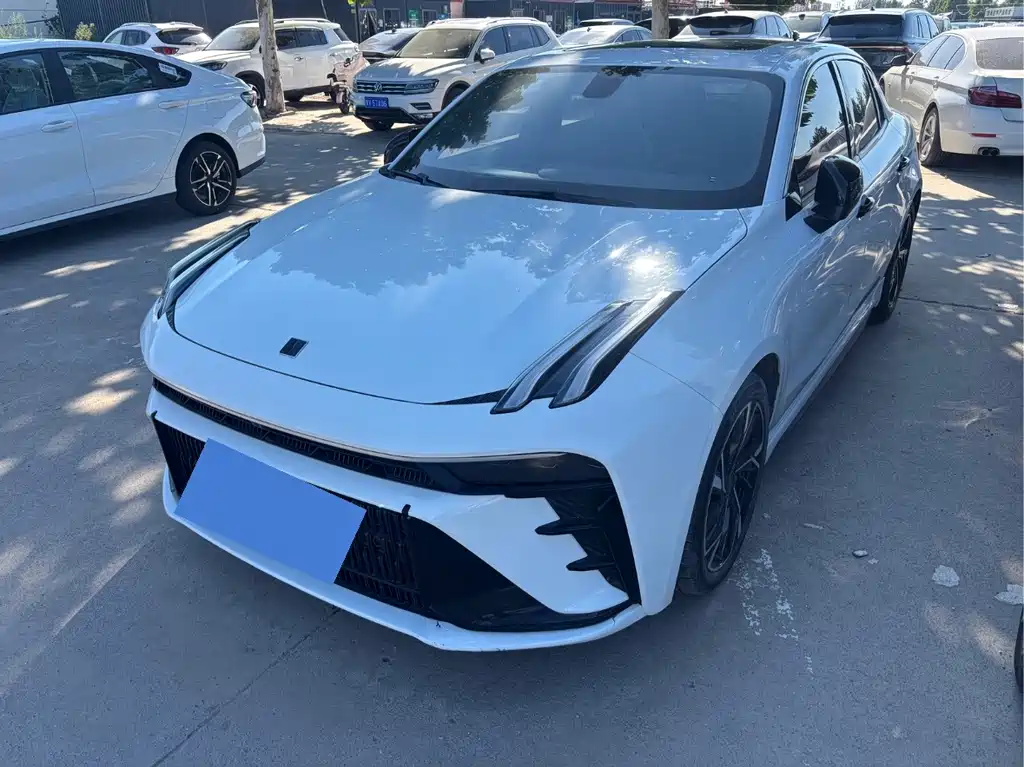Lynk & Co 03