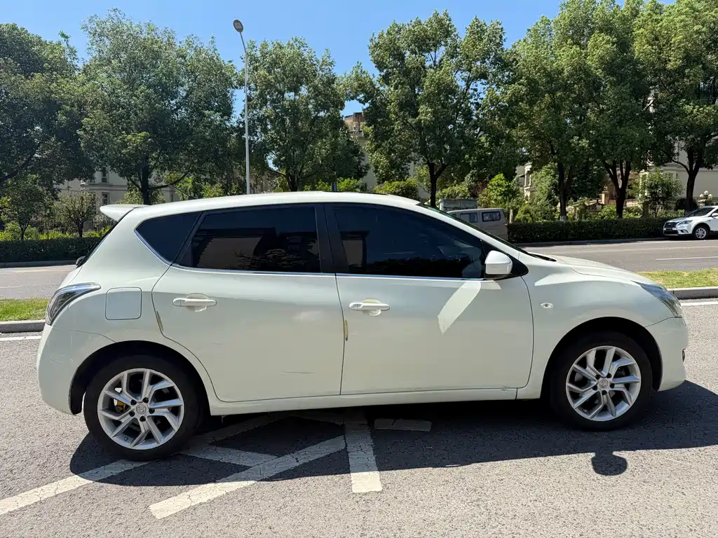 Nissan Tiida — миниатюра 19