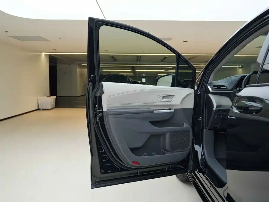 Toyota Sienna — миниатюра 16