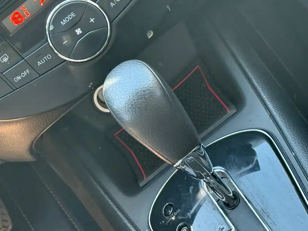 Nissan Tiida — миниатюра 7