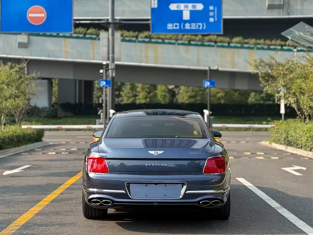 Bentley Flying Spur PHEV — миниатюра 8