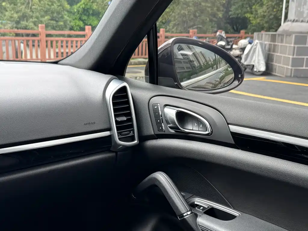 Porsche Cayenne — миниатюра 19
