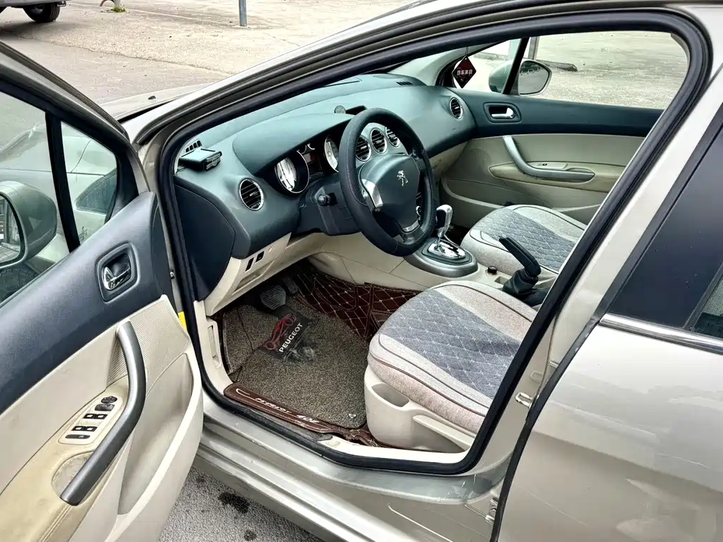 Peugeot 408 2013 2.0L AT Comfort