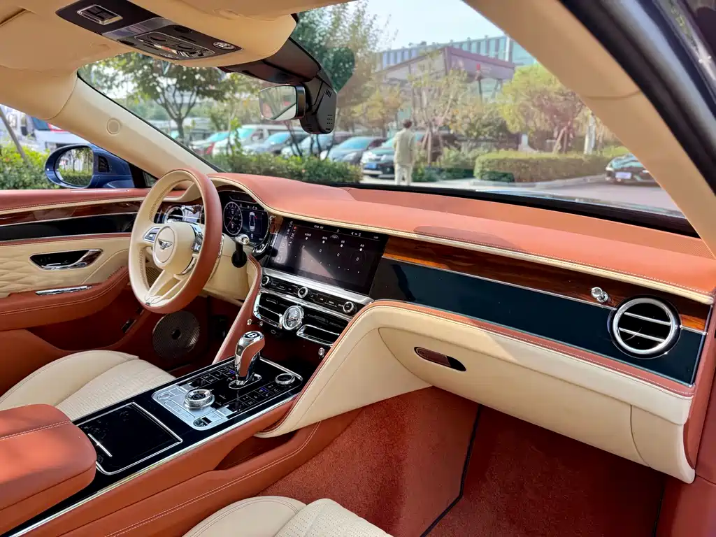 Bentley Flying Spur PHEV — миниатюра 6