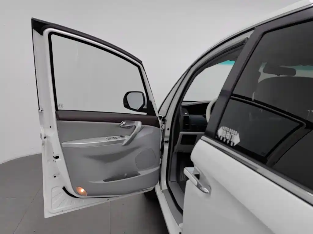 Luxgen Big 7 MPV — миниатюра 8