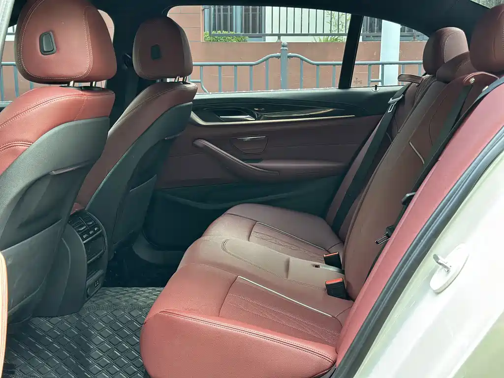 BMW 5 Series — миниатюра 6
