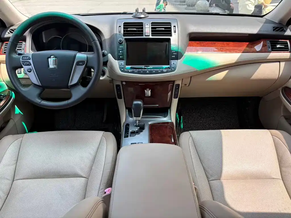 Toyota Crown — миниатюра 8