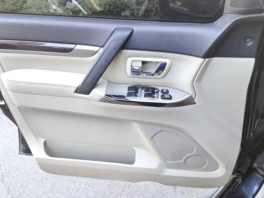 Mitsubishi Pajero (Import) — миниатюра 7