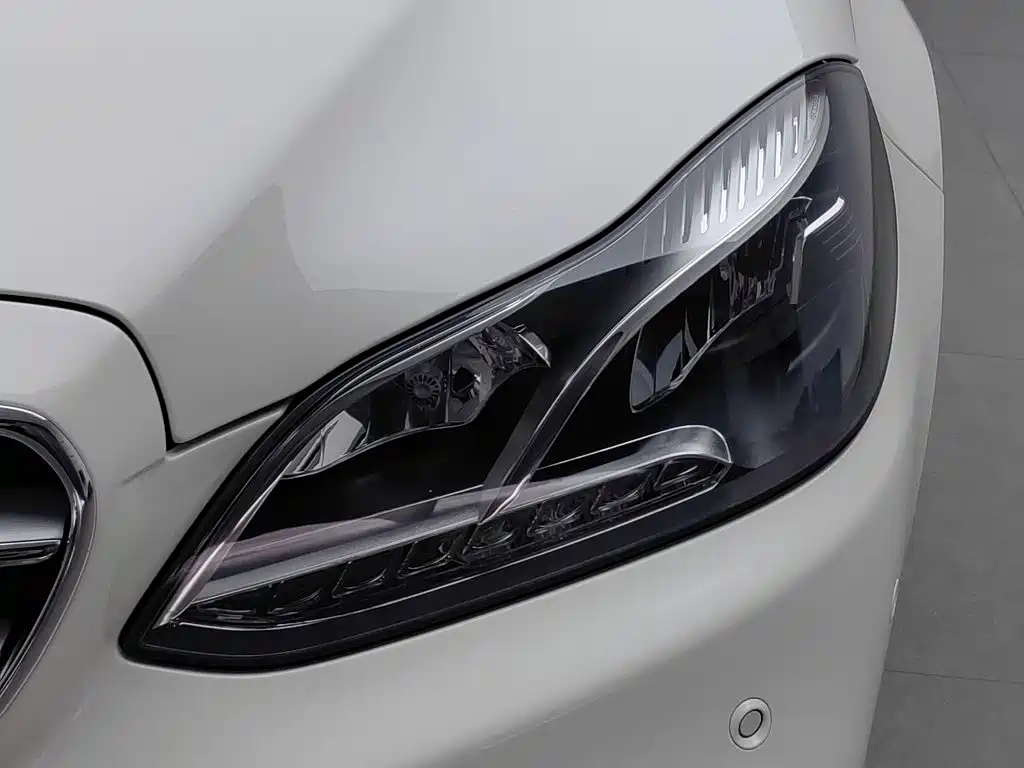Mercedes-Benz E-Class — миниатюра 7