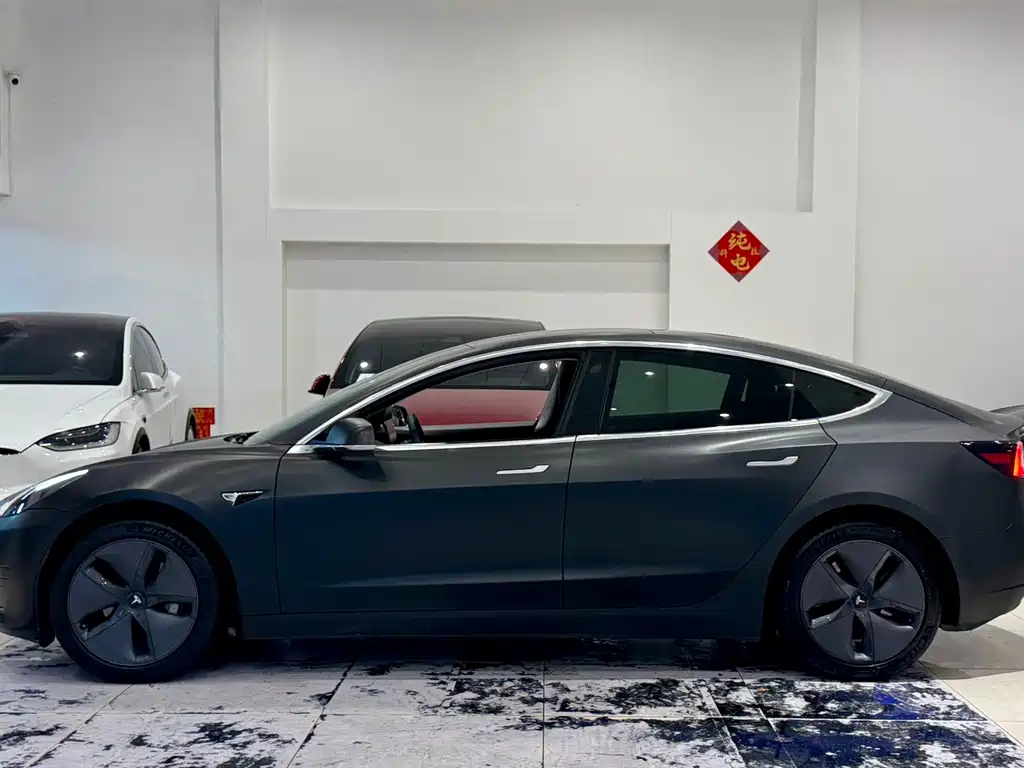 Tesla Model 3 — миниатюра 7