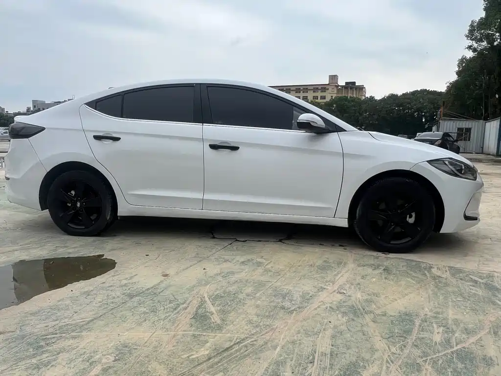Hyundai Elantra — миниатюра 8